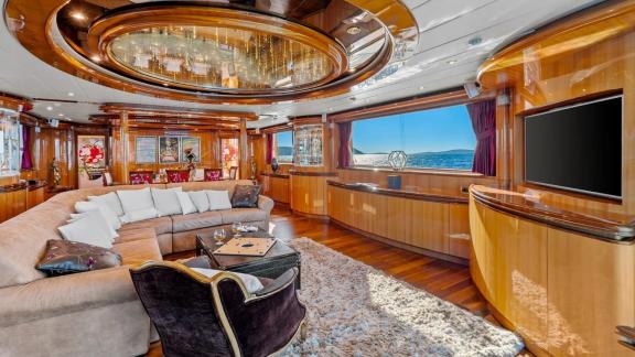 Horizon Elegance 115 Conte Stefani features spacious seating, elegant wood finishes and a refined living area.