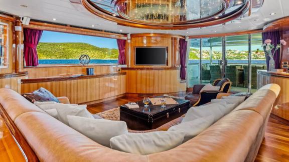 Horizon Elegance 115 Conte Stefani features an elegant main saloon with spacious seating and panoramic windows.