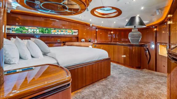 Horizon Elegance 115 Conte Stefani features a spacious master suite with a double bed and elegant wood finishes.