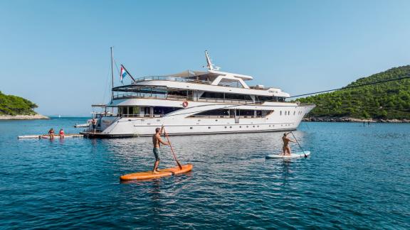 Erleben Sie Wassersport und Luxus mit Yachtcharter auf der Mega Yacht Cristal in Kroatien.