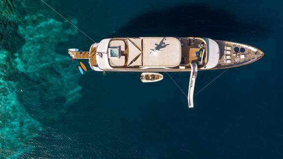 Erleben Sie die luxuriöse Mega Yacht Cristal mit Yachtcharter und beeindruckender Aussicht in Kroatien.