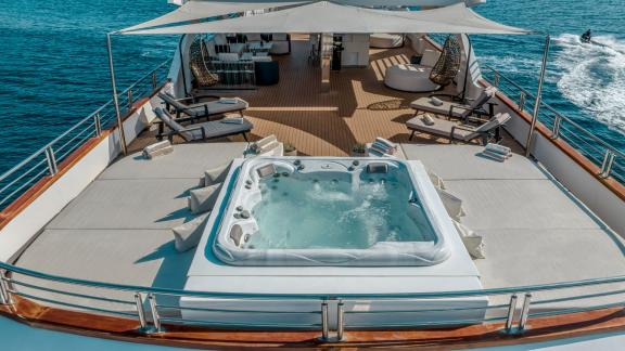 Yachtcharter: Entspannen Sie im Jacuzzi auf der Mega Yacht Cristal und genießen Sie den Luxus in Kroatien.