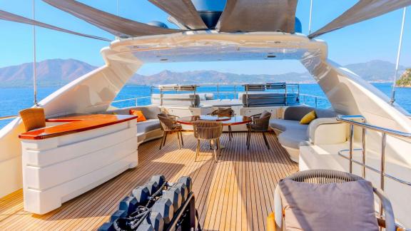 Crn 128 Ariela offers shaded seating, a bar and open-air comfort on the flybridge in Göcek.