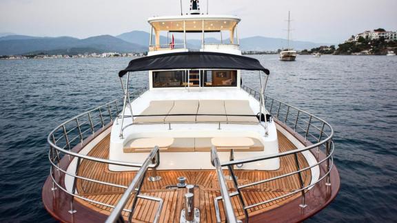 Unter den Motoryacht Charter Optionen in Göcek zeigt Dalibay 2 Vorderdeck mit Sitz und Sonnenbereich.