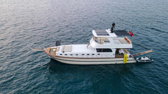 Unter den Motoryacht Charter Optionen in Göcek zeigt Dalibay 2 Seitenansicht mit Deck und Außenstruktur im ruhigen Wasse