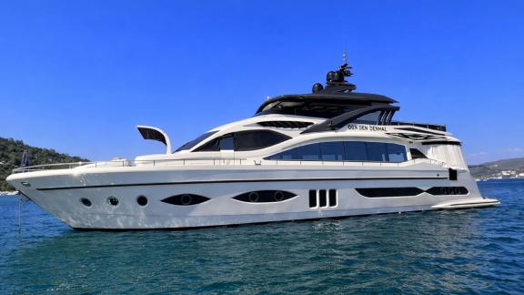 Den Den motor yacht cruising in Bodrum offers modern design and comfort for daily yacht rental experiences.