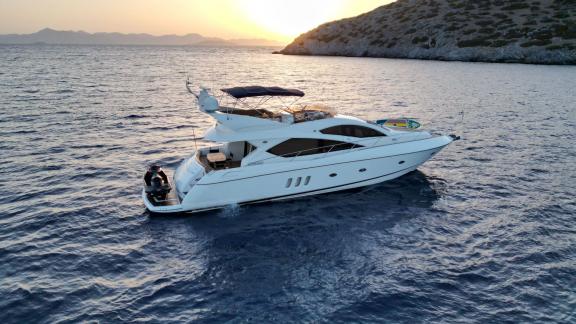 Die Motoryacht Distraction liegt vor Anker in Bodrum bei Sonnenuntergang und bietet eine friedliche und faszinierende Au