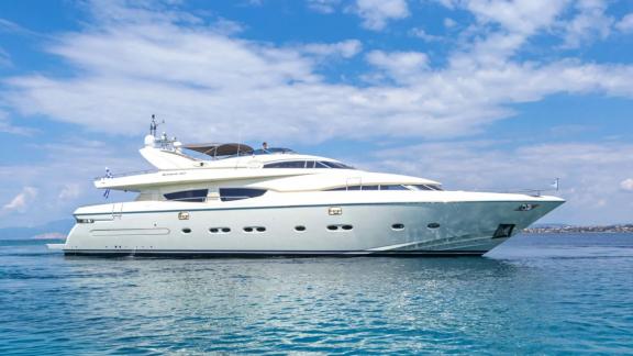 Die Luxusyacht Divine steht ruhig im offenen Meer und beeindruckt mit Eleganz.