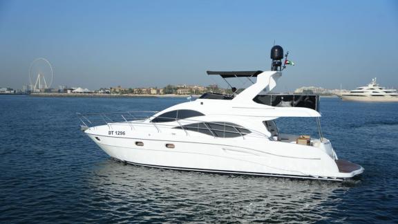 Die Motoryacht Dolphin ist perfekt für stundenweise Yachtvermietung in Dubai und bietet modernes Design und Komfort.