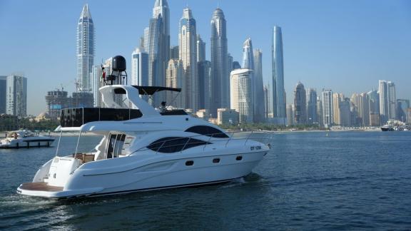 Die Motoryacht Dolphin ist die perfekte Wahl für luxuriöse Yachtvermietung mit atemberaubender Aussicht auf Dubai Marina