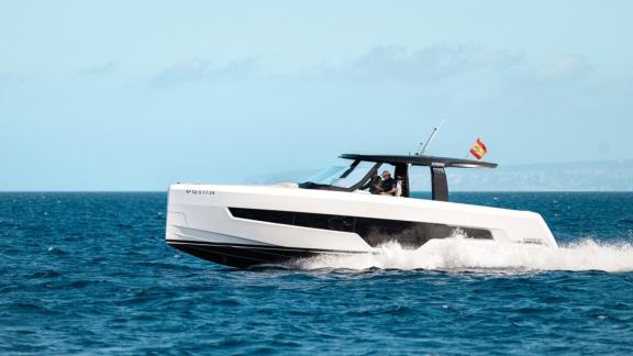 Die Motoryacht Endless Summer fährt mit hoher Geschwindigkeit über die Wellen und bietet ein dynamisches und elegantes B