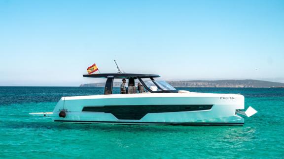 Die Motoryacht Endless Summer besticht durch ihr elegantes und modernes Design auf blauem Wasser.