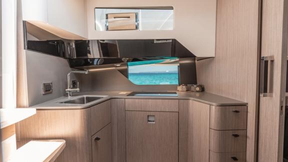 Die Küche auf der Motoryacht Endless Summer bietet modernen Raum mit stilvollem Design und Meerblick.