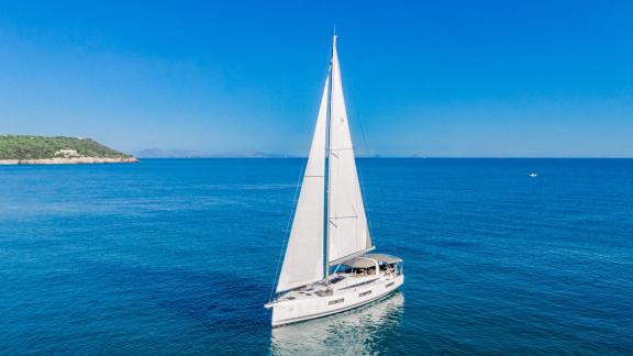 Die Euphoria segelt über das blaue Meer und bietet ein Gefühl von Ruhe und Freiheit.