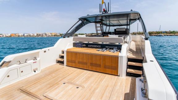 Das Heck der Motoryacht Experience mit Sitzbereich und Ausstattung vor Mallorca.
