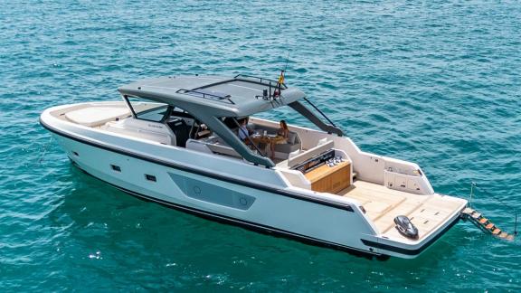 Die offene Deckfläche der Yacht Experience lädt zu entspannten Stunden auf Mallorca ein.