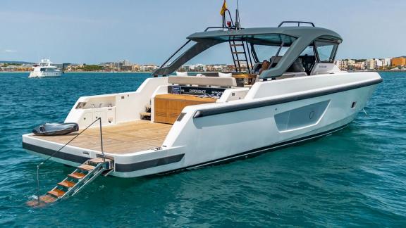 Die Yacht Experience bietet mit ihrer Badeplattform bequemen Zugang zum Meer vor Mallorca.