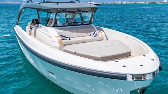 Komfortable Polsterflächen auf dem Vorschiff bieten Erholung mitten im Meer.
