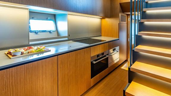 In der voll ausgestatteten Küche der Motoryacht Experience werden Snacks stilvoll serviert.