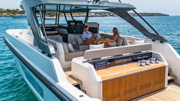 Der hintere Loungebereich der Motoryacht Experience bietet einen Esstisch mit Meerblick.