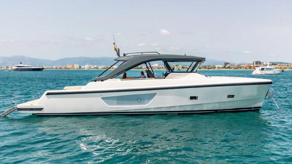 Die stilvolle Yacht Experience gleitet durch türkisfarbenes Wasser vor Mallorca.