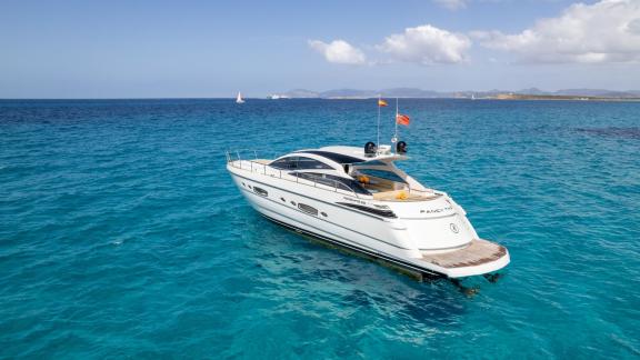İspanya Ibiza'da demirlemiş Fancy That yatı, günlük lüks yat kiralama için mükemmel bir seçenek.