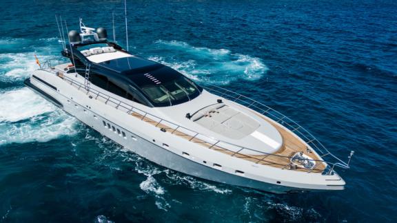 Die Motoryacht Five Stars fährt mit hoher Geschwindigkeit auf offenem Meer, mit sichtbaren Wasserspritzern.