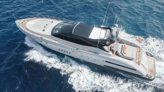 Die Motoryacht Five Stars fährt schnell auf offenem Meer und erzeugt Wellen auf dem Wasser.