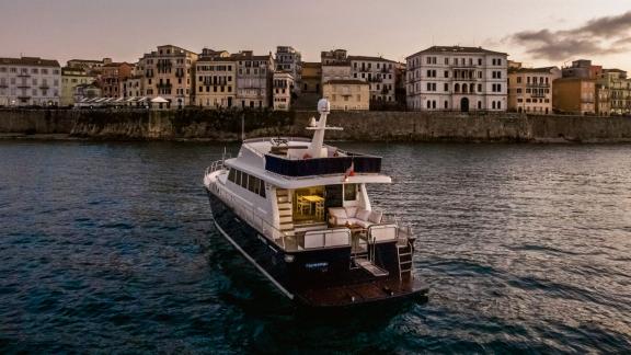 Flamenga offers a peaceful cruise along historic coastal buildings in the evening hours.