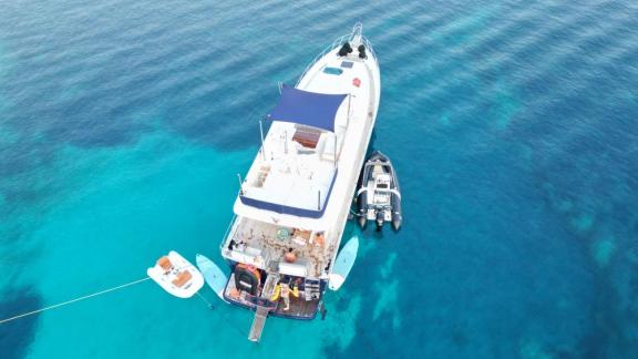 Flamenga anchored in crystal-clear waters offers water sports and relaxation.