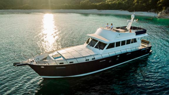 Flamenga anchored in a peaceful bay offers luxury and comfortable sea relaxation.