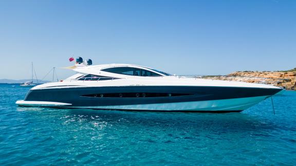 Die Motoryacht Funky Town fällt durch ihr stilvolles und modernes Design auf dem blauen Wasser auf.