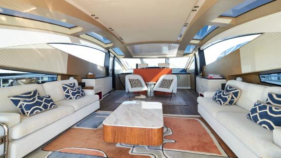 Das geräumige Wohnzimmer der Motoryacht Funky Town besticht durch modernes Design und gemütliche Sitzecken.