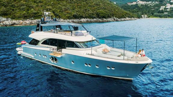 Monte Carlo 86 Giorgio offers comfort with its sunbed area in the scenic bay near Portonovi.