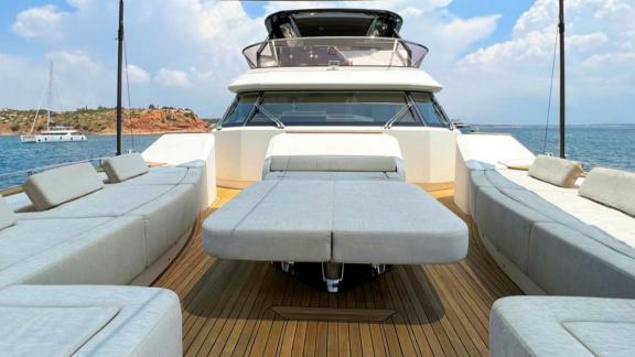 Monte Carlo 86 Giorgio features a spacious sunbed area on the foredeck for relaxing at sea.