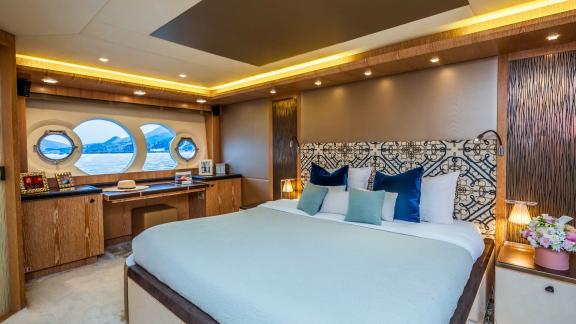 Monte Carlo 86 Giorgio features a refined master cabin with elegant design and sea-view windows.