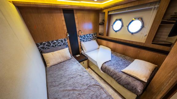 Monte Carlo 86 Giorgio offers a modern twin cabin with sea view and relaxing ambiance on board.