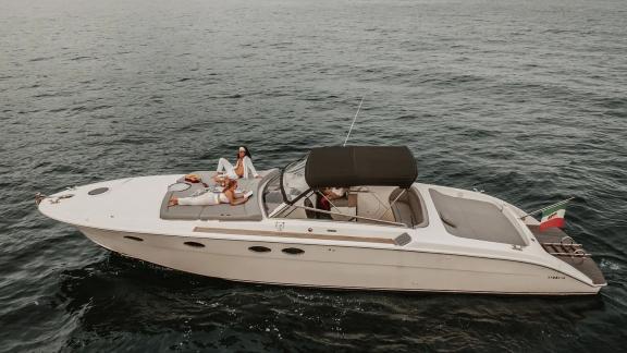 Die Motoryacht Gj mit großzügigem Sonnendeck und elegantem Design sorgt für eine komfortable Fahrt entlang der Amalfiküs