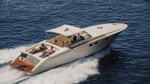 Die Motoryacht Gj gleitet schnell durch das türkisfarbene Wasser von Amalfi und bietet perfekte Sonnenbäder. Ideal für T