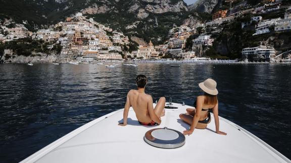 Genießen Sie die atemberaubende Aussicht auf Positano von der Vorderdeck der Motoryacht Gj. Perfekt für eine Tagescharte