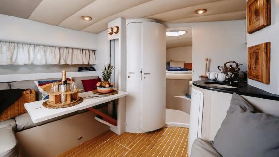 Der moderne Innenraum der Motoryacht Gj bietet eine komfortable Sitzecke und stilvolles Design. Perfekt für eine Tagesch