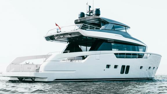 The motor yacht Globito De Mar showcases an elegant stance on the water with a modern design.