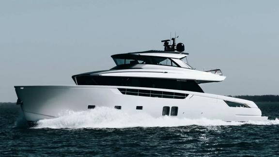 The motor yacht Globito De Mar speeds across the open sea with a powerful, modern design.