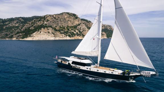 Geräumiges Deck, luxuriöse Ausstattung und Komfort für eine Motorsailer-Charter auf Rhodos.