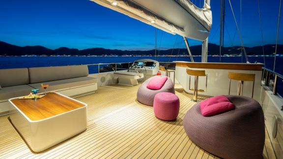 Mieten Sie eine Motorsailer-Yacht in Rhodos mit großzügigem Deck und atemberaubender Aussicht.