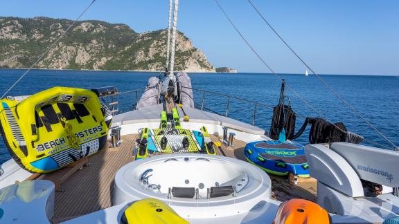 Perfekt für eine wöchentliche Yachtcharter in Rhodos mit Wassersportausrüstung und Jacuzzi.