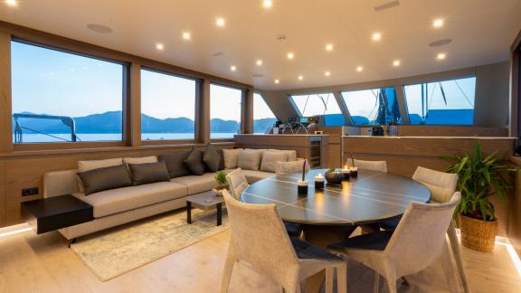 Wöchentliche Yachtcharter auf Rhodos mit elegantem Salon für ein luxuriöses Erlebnis.