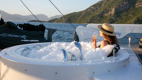 Exklusive Yachtcharter in Griechenland mit Whirlpool an Deck für puren Genuss.