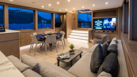 Luxusyacht-Charter in Griechenland mit stilvollem Salon und moderner Unterhaltung.