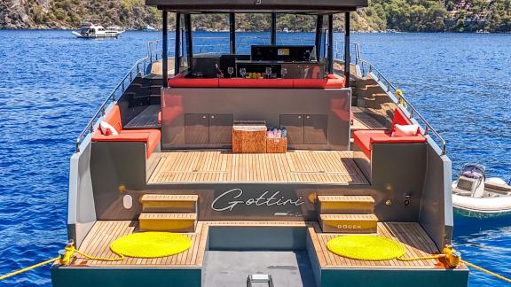 Das hintere Deck der motoryacht Gottiri beeindruckt mit einer eleganten Sitzecke und Sonnenkissen.